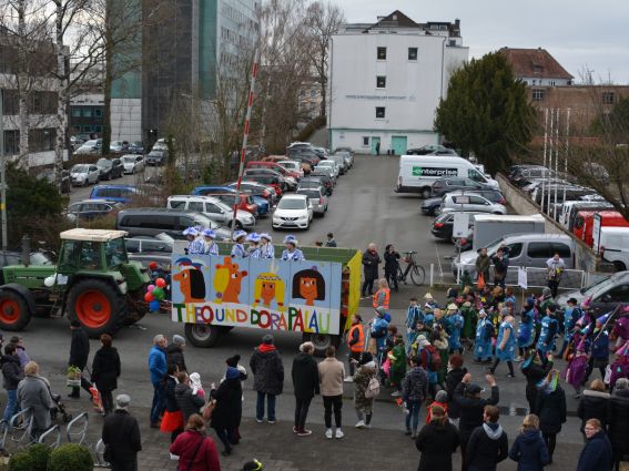 Kleine Karnevalisten mischen das Kreishaus auf © Amt für Presse - und Öffentlichkeitsarbeit, Kreis Paderborn, Meike Delang